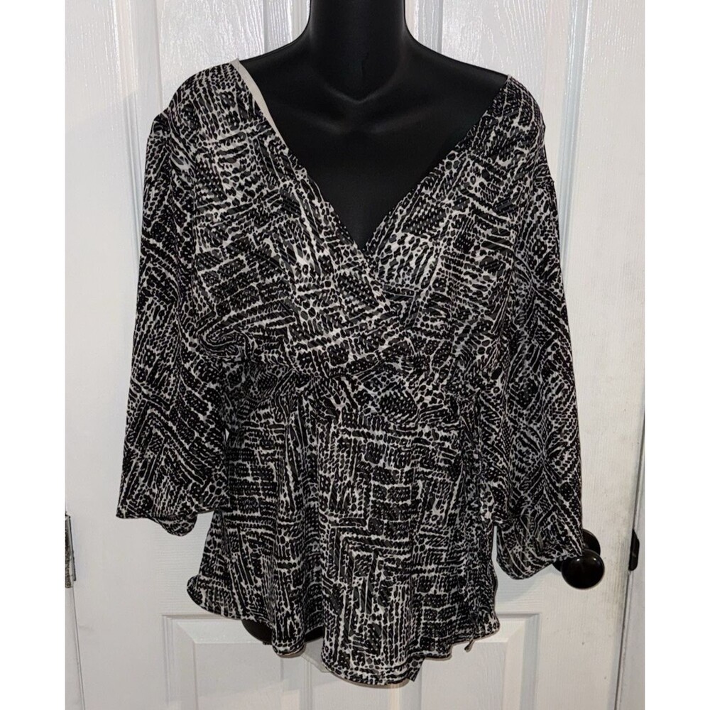 Lane Bryant Women's Plus Size 22/24 Black & White V-Neck Blouse workwear